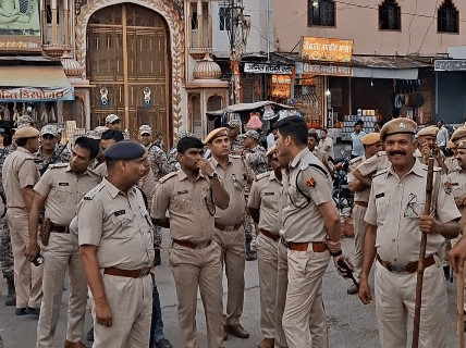 जाट बाजार में संवेदनशील पॉइंट पर विशेष निगरानी के लिए निर्देश देते हुए एसपी प्रवीण नायक नूनावत।