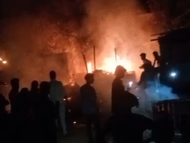 Fire Rickshaw Gaya Shops Fire | Short Circuit Suspected; E-Rickshaw Burnt