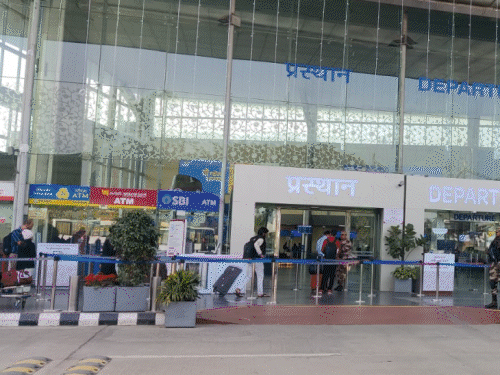 लखनऊ पहुंचने के बाद तीनों आरोपी एयरपोर्ट के पास एक होटल में रुके थे।