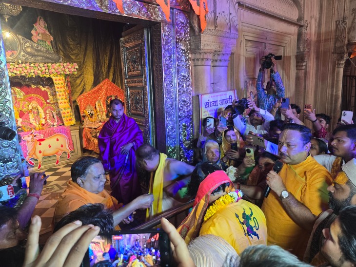 भगवान मदन मोहन जी के दर्शन करते धीरेंद्र कृष्ण शास्त्री।