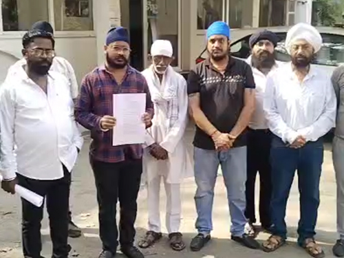 आवेदन देकर मामले में शिकायत की गई है।