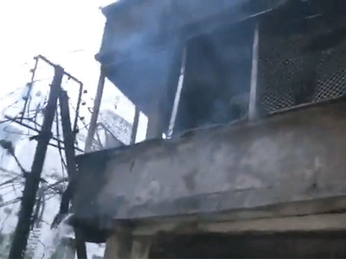 आग पूरे घर में फैल गई और यहां रखे एलपीजी सिलेंडर में ब्लास्ट हो गए।