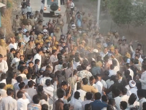 पुलिस भीड़ को ऊण गांव में घुसने से रोकने की कोशिश करती हुई।