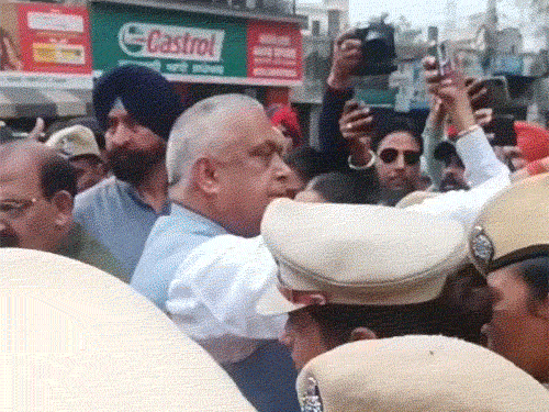 जालंधर कोर्ट पर बीजेपी ने लगाया धरना, इस दौरान पुलिस से भी बहस। - Dainik Bhaskar