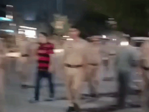 रोड़ जाम की सूचना मिलते ही भारी संख्या में पुलिस बल मौके पर पहुंच गई।