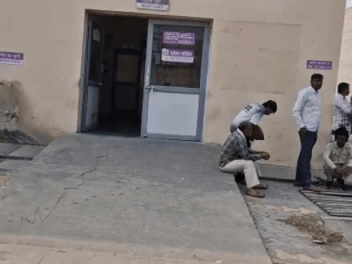 पोस्टमॉर्टम हाउस में मौजूद मृतक के परिजन।