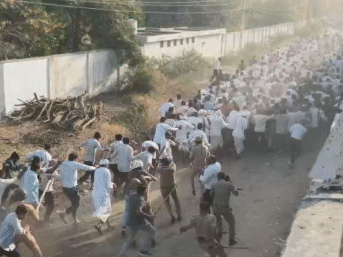 लाठीचार्ज से बचने लोग हाईवे की तरफ भागे।