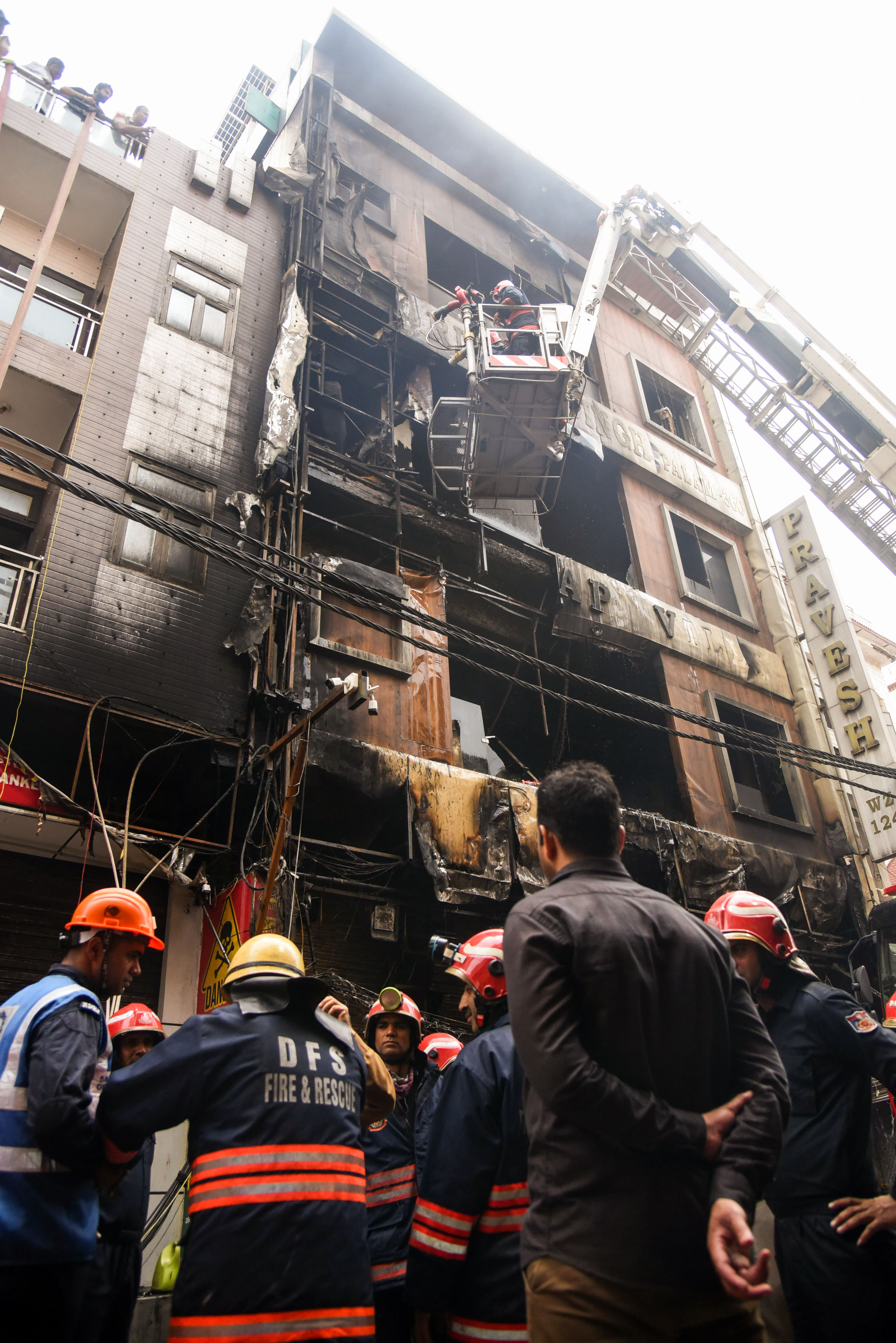 अधिकारियों के अनुसार इमारत अंदर से बुरी तरह डैमेज हो चुकी है।