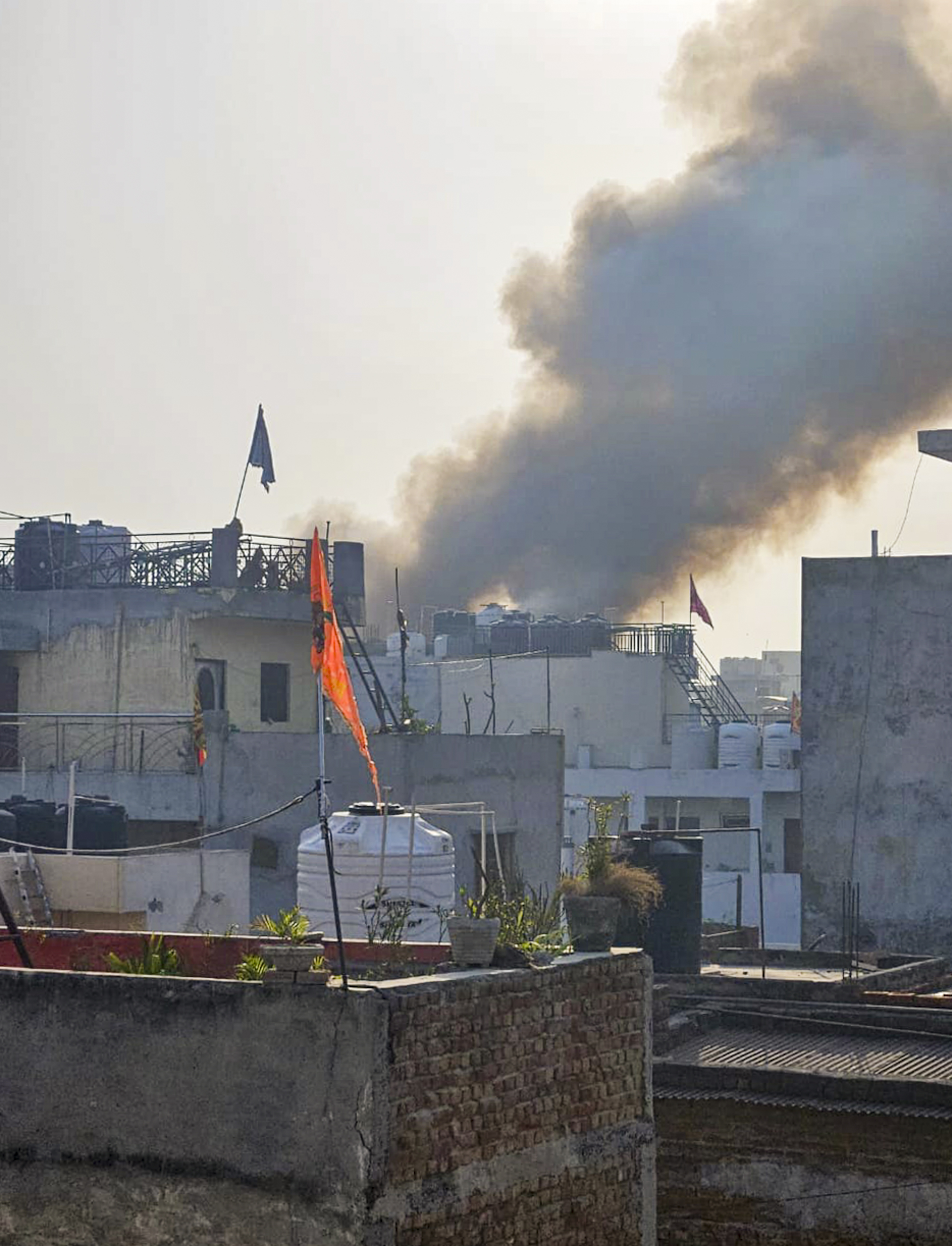 जिस जगह आग लगी, वह पालम मेट्रो स्टेशन के पास है। दूर तक लोगों ने धुआं उठता हुआ देखा।