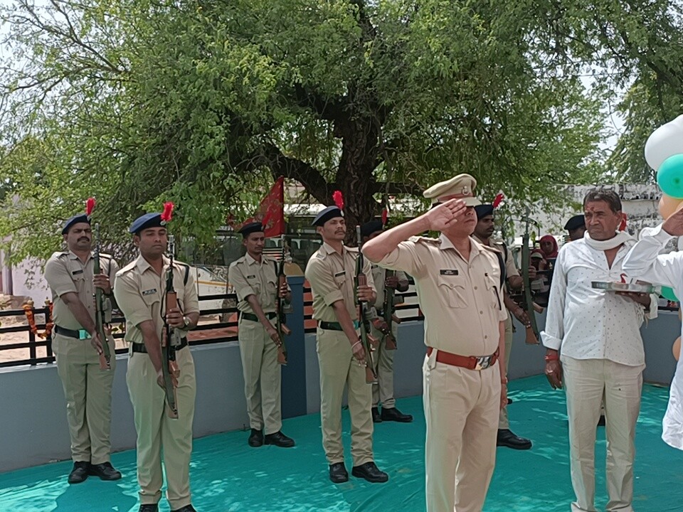 CISF की टुकड़ी ने शहीद को दी सलामी