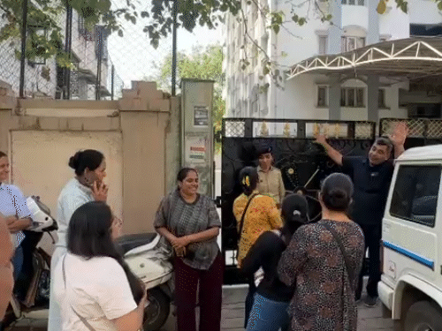 मीडिया में खबर आते ही पैरेंट्स स्कूल पहुंचे।