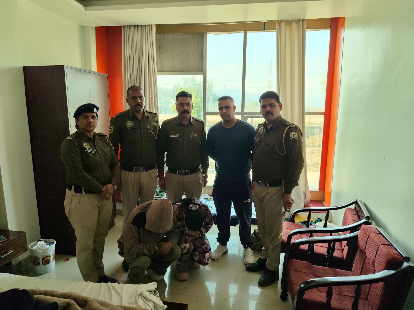 मंडी के सुंदरनगर में होटल में दबिश देने के नवदंपती के साथ पुलिस। - Dainik Bhaskar