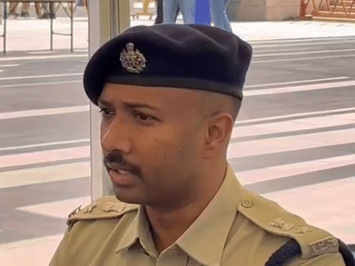 गांधीनगर के एसपी रवि तेजा वासमशेट्टी।