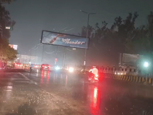 उत्तर प्रदेश के गाजियाबाद में बुधवार शाम को तेज बारिश हुई।