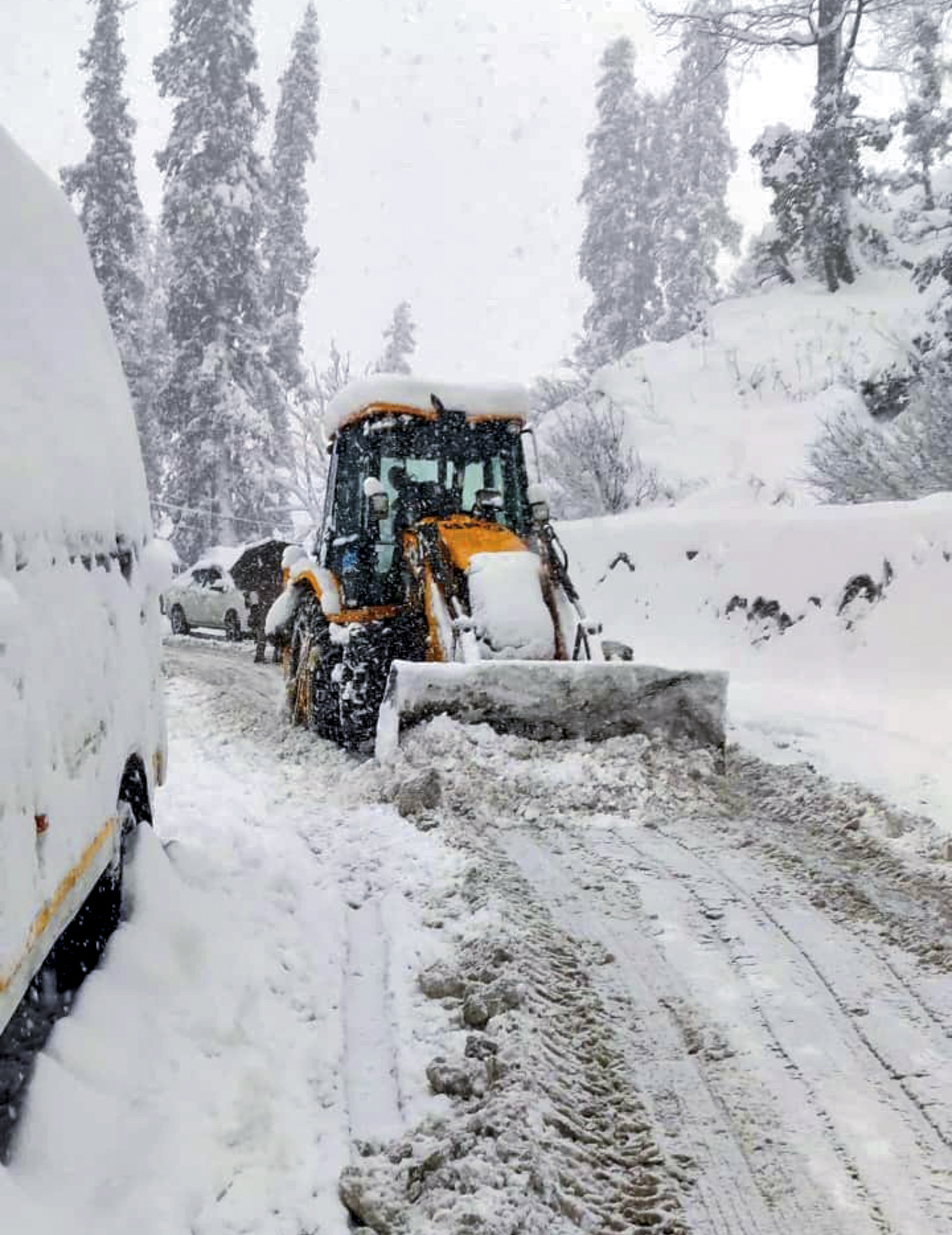 कुल्लू में अटल टनल के पास रास्ता खुलवाने BRO के जवानों ने सड़क से बर्फ हटाई।