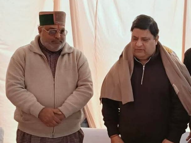 गगरेट के विधायक राकेश कालिया के साथ बांये साइड खड़े अनिल डडवाल।