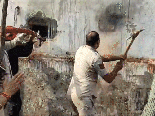 कुल्हाड़ी से बिल्डिंग के हिस्से तोड़कर पानी के पाइप अंदर डाले गए।