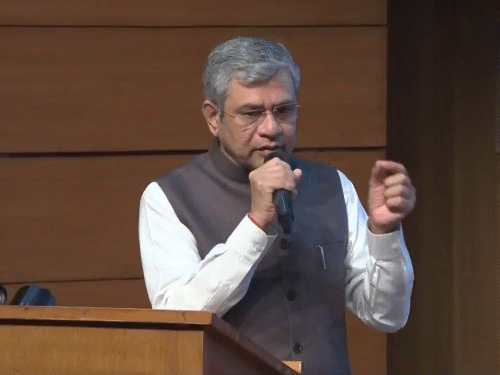 केंद्रीय मंत्री अश्विनी वैष्णव ने बुधवार को केंद्रीय कैबिनेट मीटिंग में लिए गए फैसलों की जानकारी दी। - Dainik Bhaskar