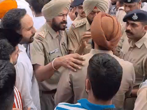 चंडीगढ़ पुलिस के अधिकारी परिजनों से बात करते हुए।