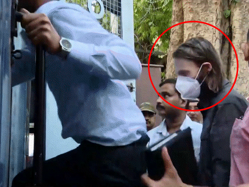 कोर्ट में पेशी के बाद मैथ्यू के ले जाते NIA के अधिकारी।
