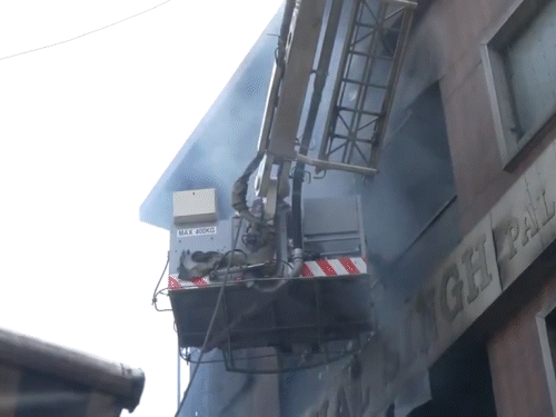 क्रैन से लोगों को रेक्स्यू किया गया।