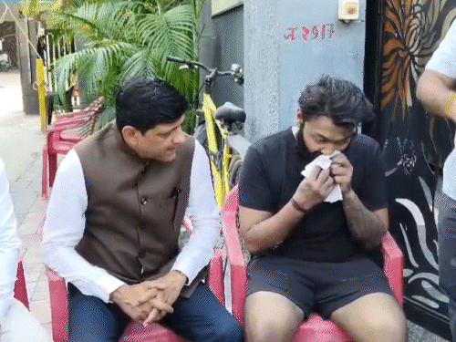 हादसे के बाद मनोज के बड़े बेटे सौरभ को सांत्वना देते हुए महापौर।