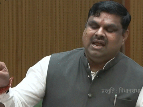 शिक्षा विभागों से जुड़े सवाल का मंत्री गजेन्द्र यादव ने जवाब दिया।