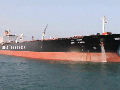 भारतीय तेल टैंकर 'जग लाडकी' आज गुजरात के मुंद्रा पोर्ट पहुंचा है। यह 15 मार्च को UAE से निकला था। - Dainik Bhaskar