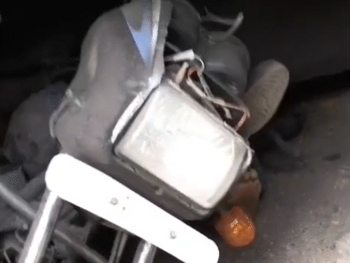 बाइक से तीनों युवक काम पर जा रहे थे, इस दौरान हादसे का शिकार हो गए।