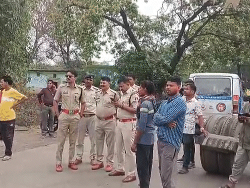 मौके पर पुलिसकर्मी मौजूद हैं, वो परिजनों को समझाने की कोशिश करते रहे।