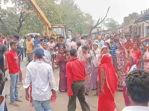 हादसे के बाद परिजन और ग्रामीणों ने चक्काजाम कर दिया था।