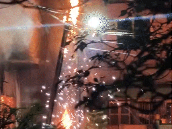 ईवी में आग से पोल सुलगा, ऐसा लगा जैसे आग बरस रही हो।