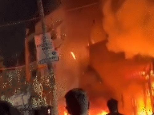 आग ने तीनों फ्लोर को चपेट में ले लिया था।