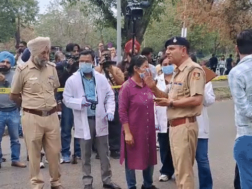 घटना के बाद पुलिस अधिकारी और फोरेंसिक टीम मौके पर पहुंची।