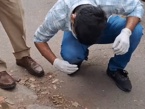 फोरेंसिक टीम खाली पड़े खोलों की जांच करते हुए।