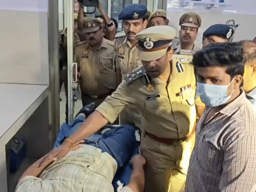 घायल सिपाहियों को डीआईजी अभिषेक सिंह ने शाबाशी दी। अंग्रेजी में कहा- कीप इट अप। इसका मतलब होता है- अच्छा कर रहे हो।