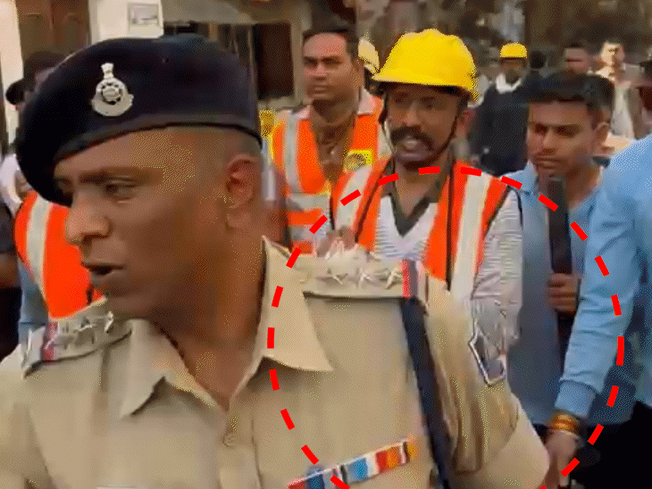 घर के सबसे छोटे बच्चे की लाश चादर में समेटकर ले जाते कर्मचारी।