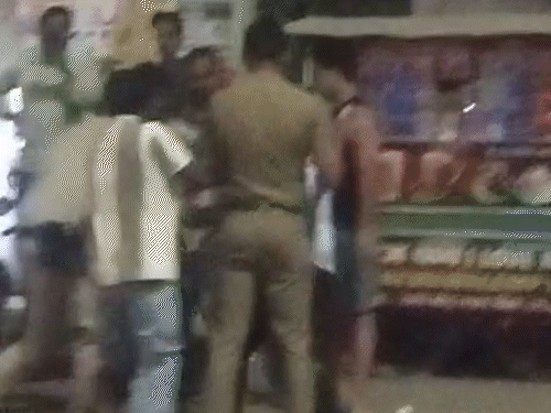 नशेड़ी युवक और पुलिसकर्मियों के बीच हाथापाई शुरू हुई।