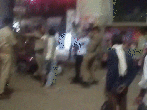 इस बीच मौजूद लोग चिल्लाते रहे- पुलिस नशे में है इन्हें मारो।