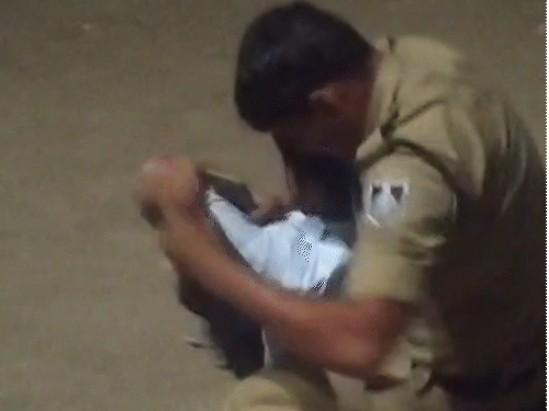 दोनों बीच सड़क उलझे नजर आए।