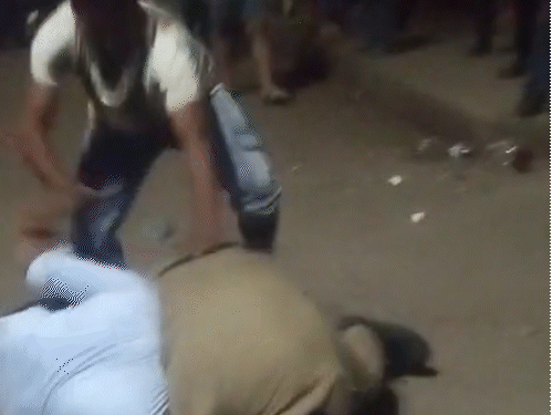 युवक ने पुलिसकर्मी को नीचे पटककर घूंसे मारे।