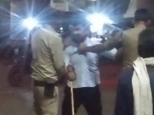 दो पुलिसकर्मियों पर एक युवक भारी पड़ा। दोनों उसे संभाल नहीं पाए।