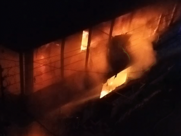 आग लगने के बाद अफरा-तफरी मच गई।