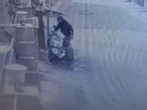 सिलेंडर को स्कूटी पर रखते हुए सीसीटीवी में कैद हुआ चोर।