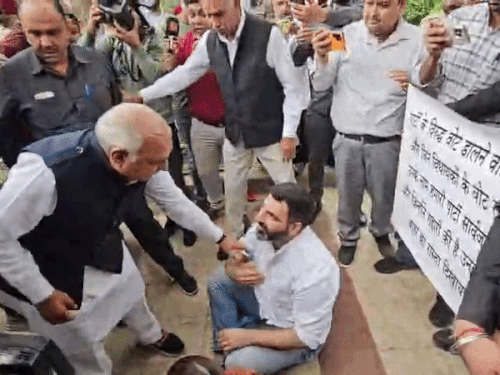 बुधवार को चंडीगढ़ में कांग्रेस कार्यालय के बाहर बैठे कांग्रेस विधायक गोकुल सेतिया और मंजू चौधरी को उठाते नेता प्रतिपक्ष भूपेंद्र सिंह हुड्‌डा।