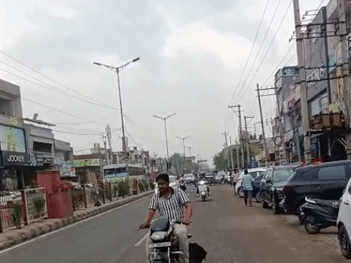 फतेहाबाद में भी मौसम खराब है। कुछ देर के लिए बूंदाबांदी भी हुई।