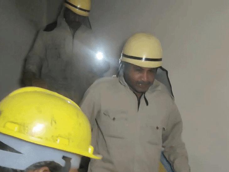 दीवार और दरवाजा तोड़कर फायर ब्रिगेड की टीम घर में घुसी।