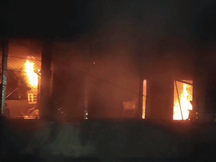 थोड़ी ही देर में आग ने पूरे घर में अपनी चपेट में ले लिया।