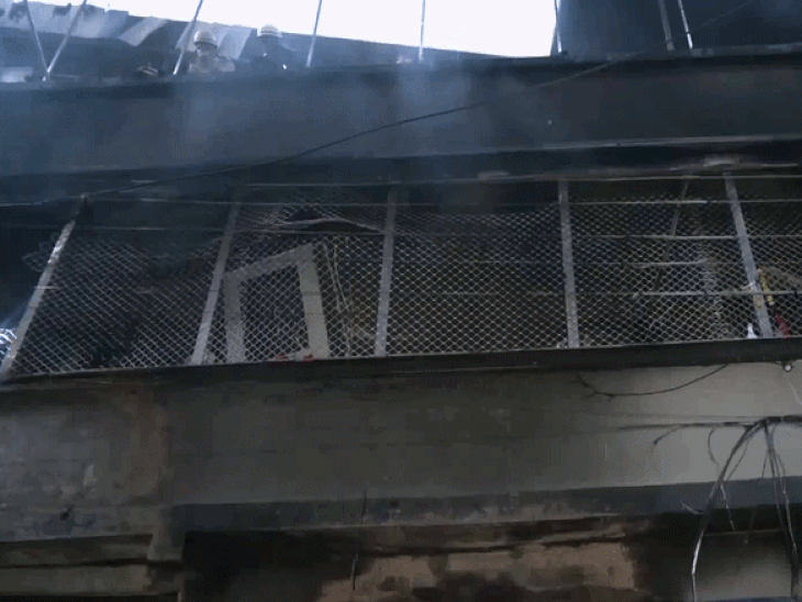 फायर ब्रिगेड के कर्मचारियों ने बाहर से भी पानी फेंककर आग को ठंडा किया।