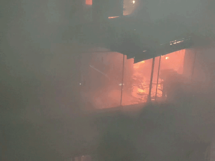 तेज लपटों के बीच फायर ब्रिगेड कर्मी पानी की बौछार में जुटे रहे।